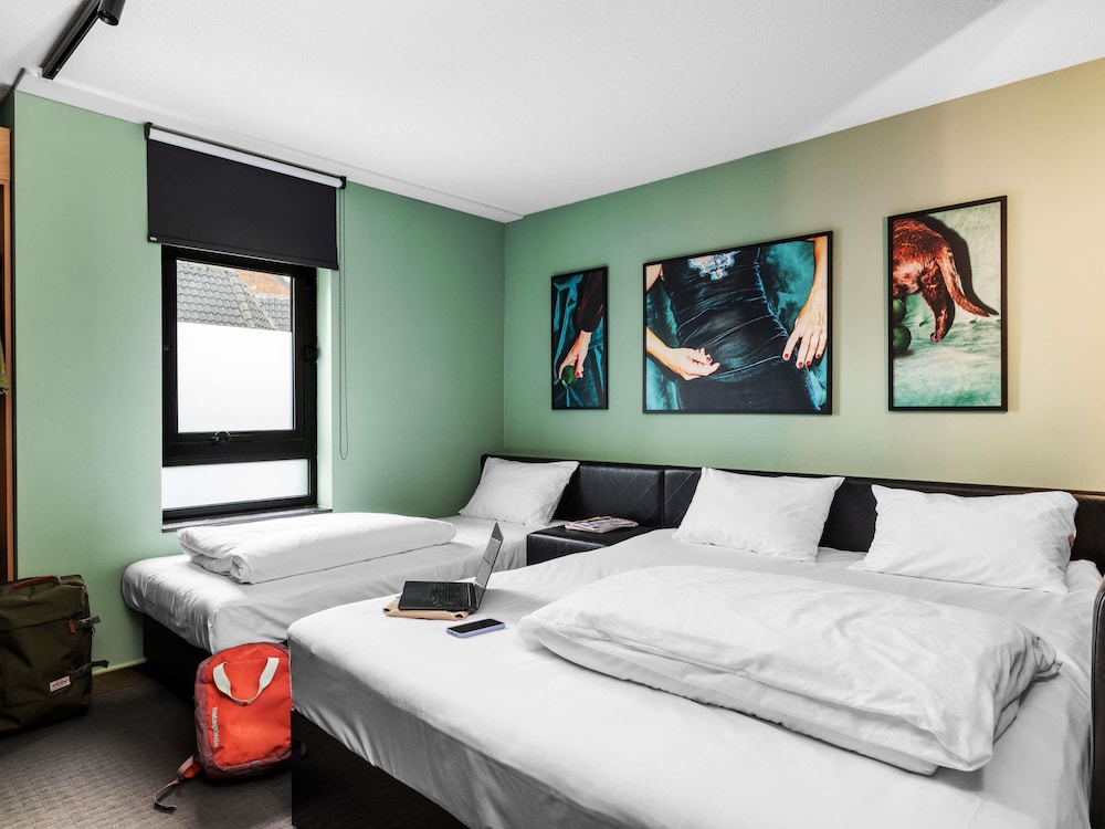 Habitación estándar con 1 cama doble y 1 cama individual del hotel Ibis Styles Hasselt City Centre. Foto 1