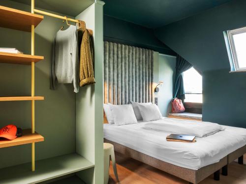 Habitación familiar con 1 cama doble y una cama litera del hotel Ibis Styles Hasselt City Centre