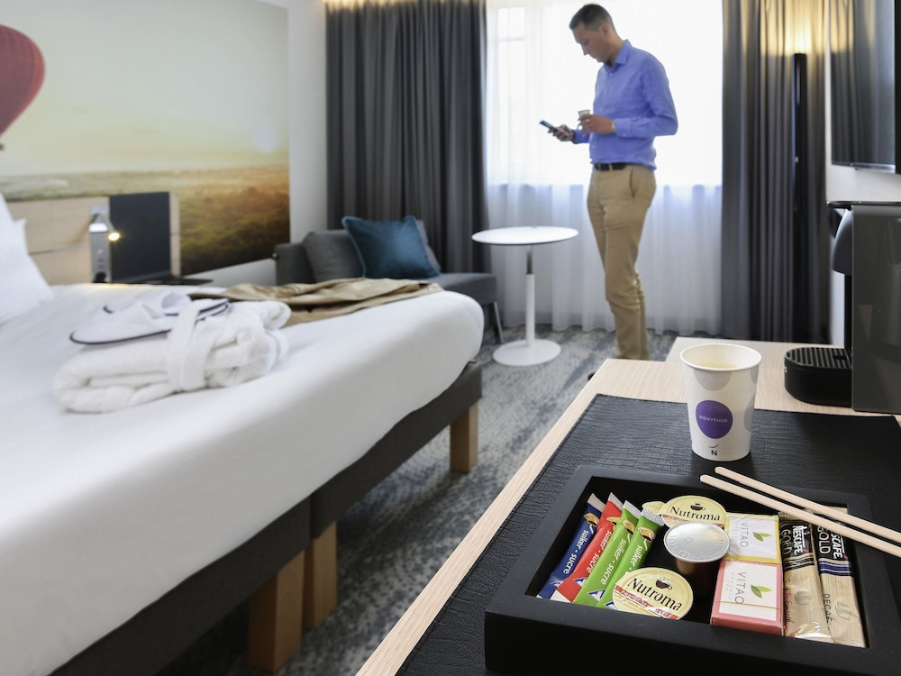 Habitación Executive: 1 cama doble y un sofá cama individual del hotel Novotel Wavre Brussels East. Foto 1