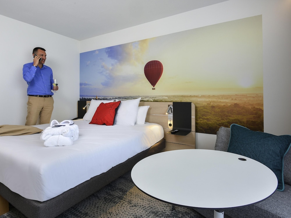 Habitación Executive: 1 cama doble y un sofá cama individual del hotel Novotel Wavre Brussels East. Foto 2