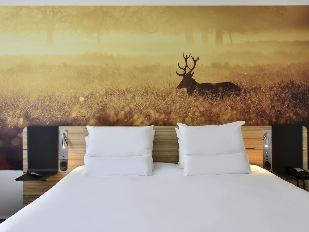 Habitación Superior con 1 cama king size o 2 camas individuales y 1 sofá cama del hotel Novotel Wavre Brussels East. Foto 3