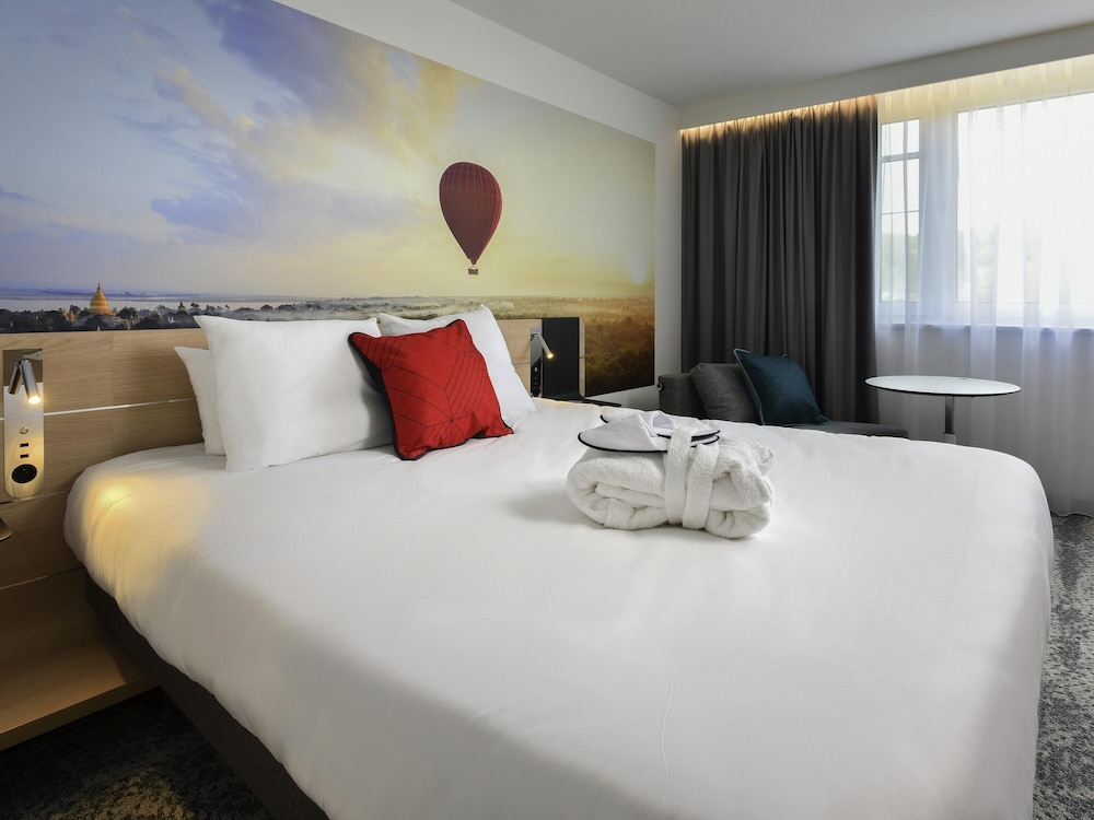 Habitación Executive: 1 cama doble y un sofá cama individual del hotel Novotel Wavre Brussels East. Foto 3