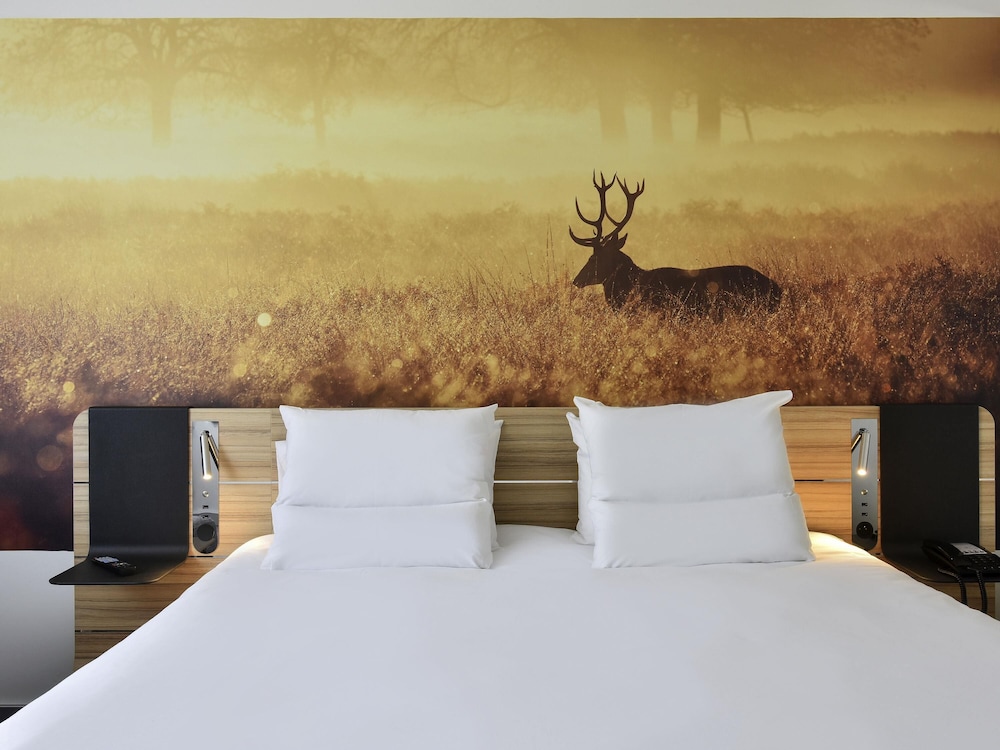 Habitación Superior con 1 cama king size o 2 camas individuales y 1 sofá cama del hotel Novotel Wavre Brussels East. Foto 3