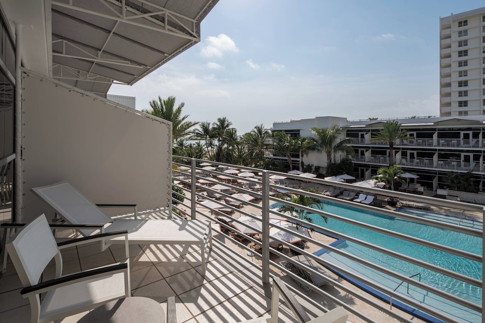 Habitación, 1 cama de matrimonio grande, vistas a la piscina (Balcón) del hotel The Ritz-Carlton South Beach. Foto 1
