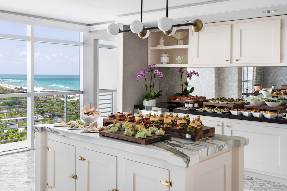 Habitación Club, 2 camas dobles, vistas parciales al mar del hotel The Ritz-Carlton South Beach. Foto 2