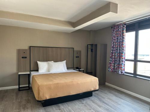 Suite Deluxe Queen del hotel Regal Inn and Suites New York LaGuardia. Foto 8