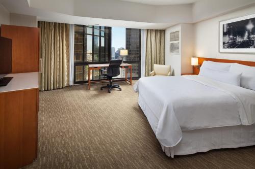 Habitación Accesible con vistas a la ciudad y ducha accesible en silla de ruedas del hotel The Westin Bonaventure and Suites, Los Angeles