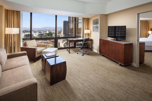 Suite Tower de 1 dormitorio con sofá cama y vistas a la ciudad - 1 cama extragrande del hotel The Westin Bonaventure and Suites, Los Angeles