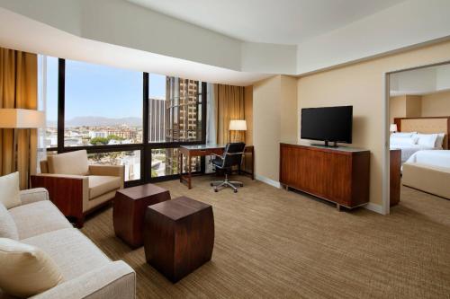 Suite Tower de 1 dormitorio con sofá cama y vistas a la ciudad - 1 cama extragrande del hotel The Westin Bonaventure and Suites, Los Angeles. Foto 1