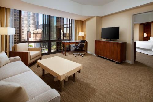 Suite Tower de 1 dormitorio con sofá cama y vistas a la ciudad - 1 cama extragrande del hotel The Westin Bonaventure and Suites, Los Angeles. Foto 2