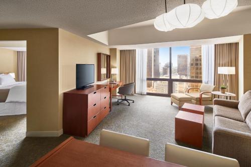 Suite Redondo de 1 dormitorio con sofá cama y vistas a la ciudad - 1 cama extragrande del hotel The Westin Bonaventure and Suites, Los Angeles