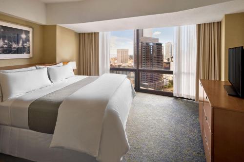 Suite Redondo de 1 dormitorio con sofá cama y vistas a la ciudad - 1 cama extragrande del hotel The Westin Bonaventure and Suites, Los Angeles. Foto 1