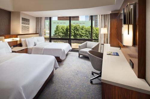 Habitación Doble Tradicional con vistas a la ciudad - Adaptada para personas con discapacidad auditiva del hotel The Westin Bonaventure and Suites, Los Angeles