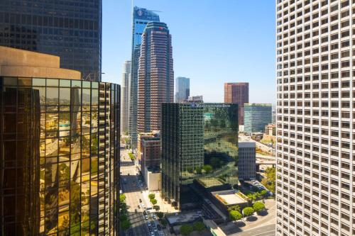Habitación Tradicional con vistas a la ciudad - Cama extragrande - Adaptada para personas con discapacidad auditiva del hotel The Westin Bonaventure and Suites, Los Angeles. Foto 3
