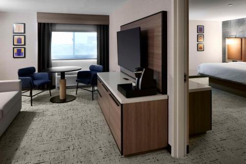 Habitación adaptada para personas de movilidad reducida con cama extragrande y ducha a ras de suelo del hotel Hampton Inn Newark Airport