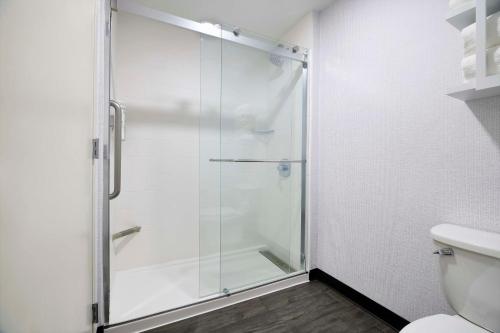 Habitación con 2 camas grandes del hotel Hampton Inn Newark Airport. Foto 1