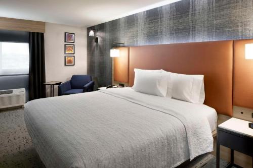 Habitación con cama extragrande. del hotel Hampton Inn Newark Airport