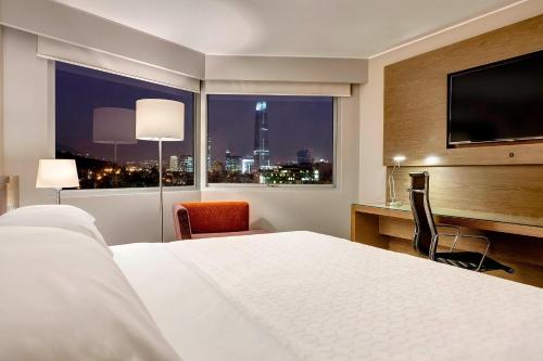 Habitación Clásica con cama extragrande y vistas a la ciudad del hotel Sheraton Santiago and Convention Center. Foto 2