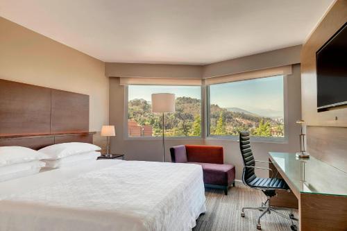 Habitación Clásica con cama extragrande y vistas a la ciudad del hotel Sheraton Santiago and Convention Center. Foto 3