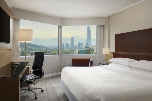 Habitación Clásica con cama extragrande y vistas a la ciudad del hotel Sheraton Santiago and Convention Center. Foto 4