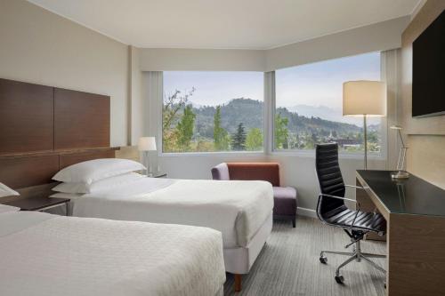 Habitación Doble Clásica con vistas a la ciudad - 2 camas del hotel Sheraton Santiago and Convention Center. Foto 3