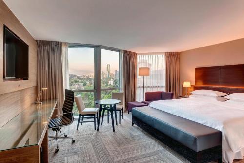 Habitación Superior con cama extragrande y vistas a la ciudad del hotel Sheraton Santiago and Convention Center. Foto 1