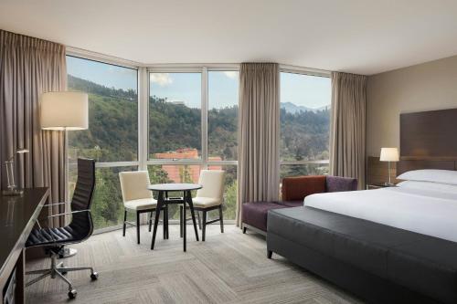 Habitación Superior con cama extragrande y vistas a la ciudad del hotel Sheraton Santiago and Convention Center. Foto 2