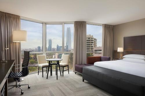 Habitación Superior con cama extragrande y vistas a la ciudad del hotel Sheraton Santiago and Convention Center. Foto 3