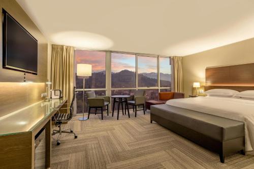 Habitación Superior con cama extragrande y vistas a la piscina del hotel Sheraton Santiago and Convention Center. Foto 2