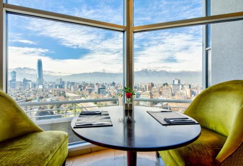 Habitación Club con cama extragrande, acceso al club lounge y vistas a la ciudad del hotel Sheraton Santiago and Convention Center. Foto 2