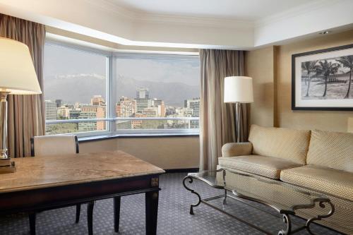 Habitación Club con cama extragrande, acceso al club lounge y vistas a la ciudad del hotel Sheraton Santiago and Convention Center. Foto 4