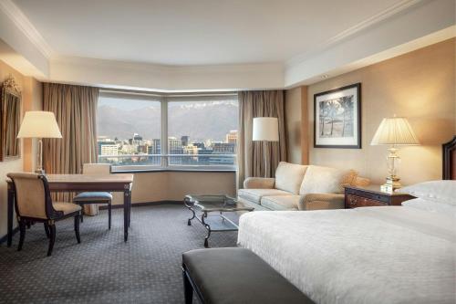 Habitación Club con cama extragrande, acceso al club lounge y vistas a la ciudad del hotel Sheraton Santiago and Convention Center. Foto 5
