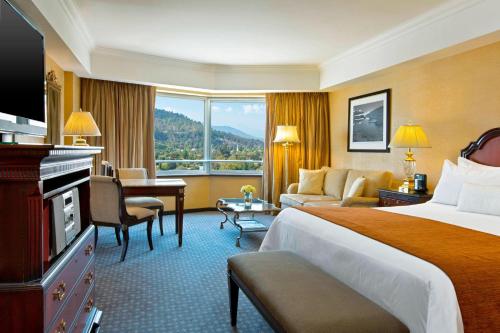Habitación Club con acceso al club lounge y vistas a la ciudad del hotel Sheraton Santiago and Convention Center. Foto 3