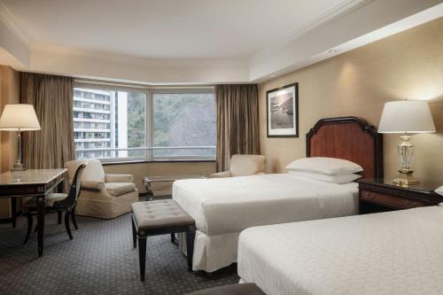 Habitación Club con acceso al club lounge y vistas a la ciudad del hotel Sheraton Santiago and Convention Center. Foto 5