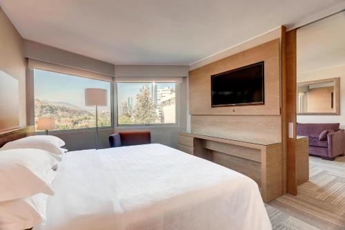 Suite Executive con 1 dormitorio y acceso al club lounge del hotel Sheraton Santiago and Convention Center. Foto 1