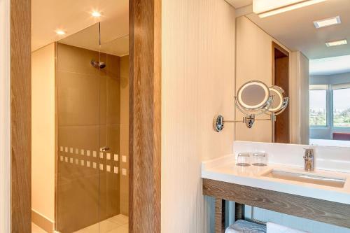 Suite Executive con 1 dormitorio y acceso al club lounge del hotel Sheraton Santiago and Convention Center. Foto 2