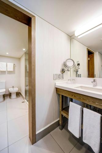 Suite Executive con 1 dormitorio y acceso al club lounge del hotel Sheraton Santiago and Convention Center. Foto 4
