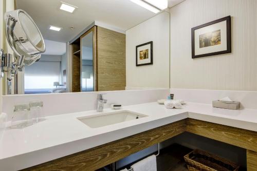 Suite Executive con 1 dormitorio y acceso al club lounge del hotel Sheraton Santiago and Convention Center. Foto 7