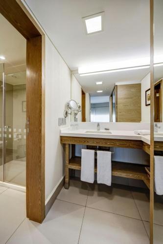 Suite Executive con 1 dormitorio y acceso al club lounge del hotel Sheraton Santiago and Convention Center. Foto 9