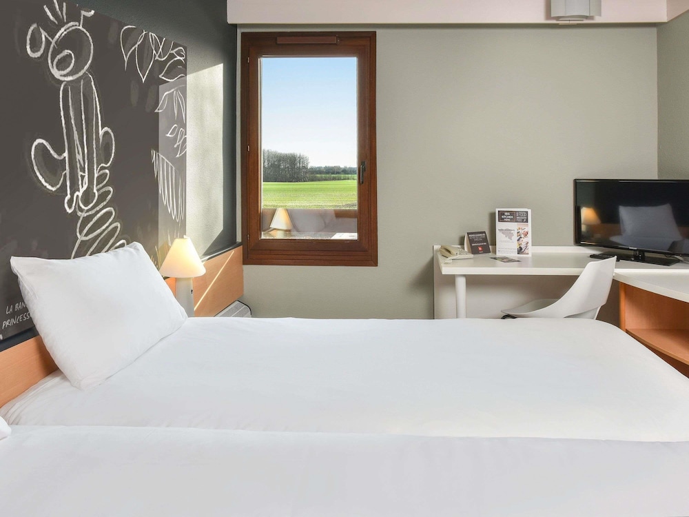 Habitación con 1 cama doble del hotel Ibis Charleroi Airport Brussels South. Foto 2