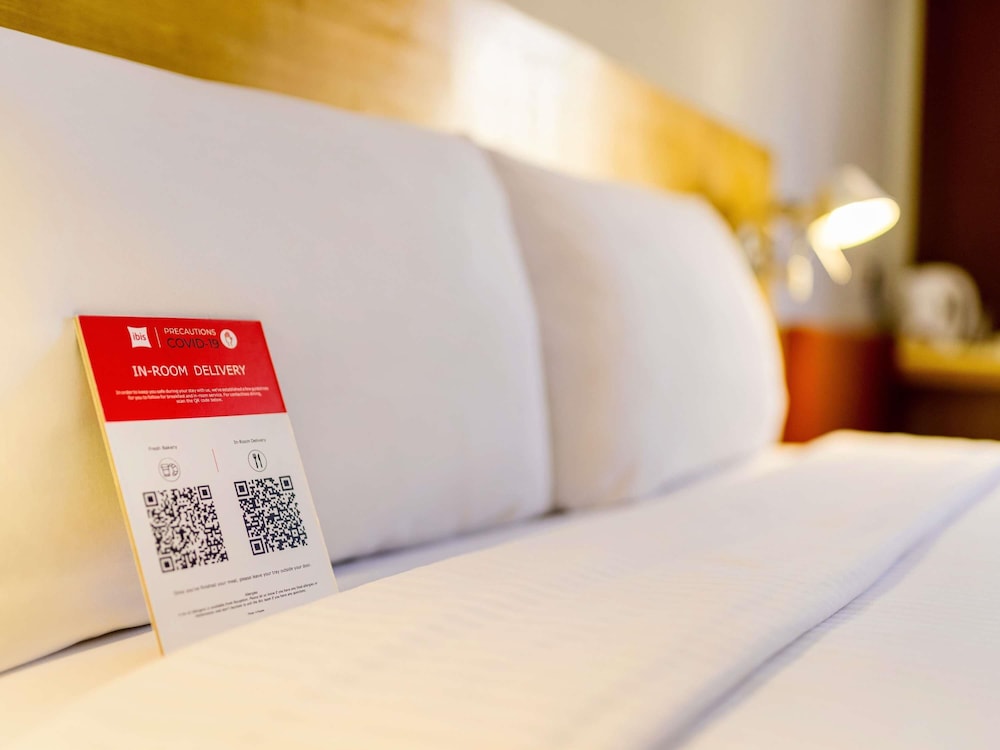 Habitación con camas individuales del hotel Ibis Charleroi Airport Brussels South. Foto 6