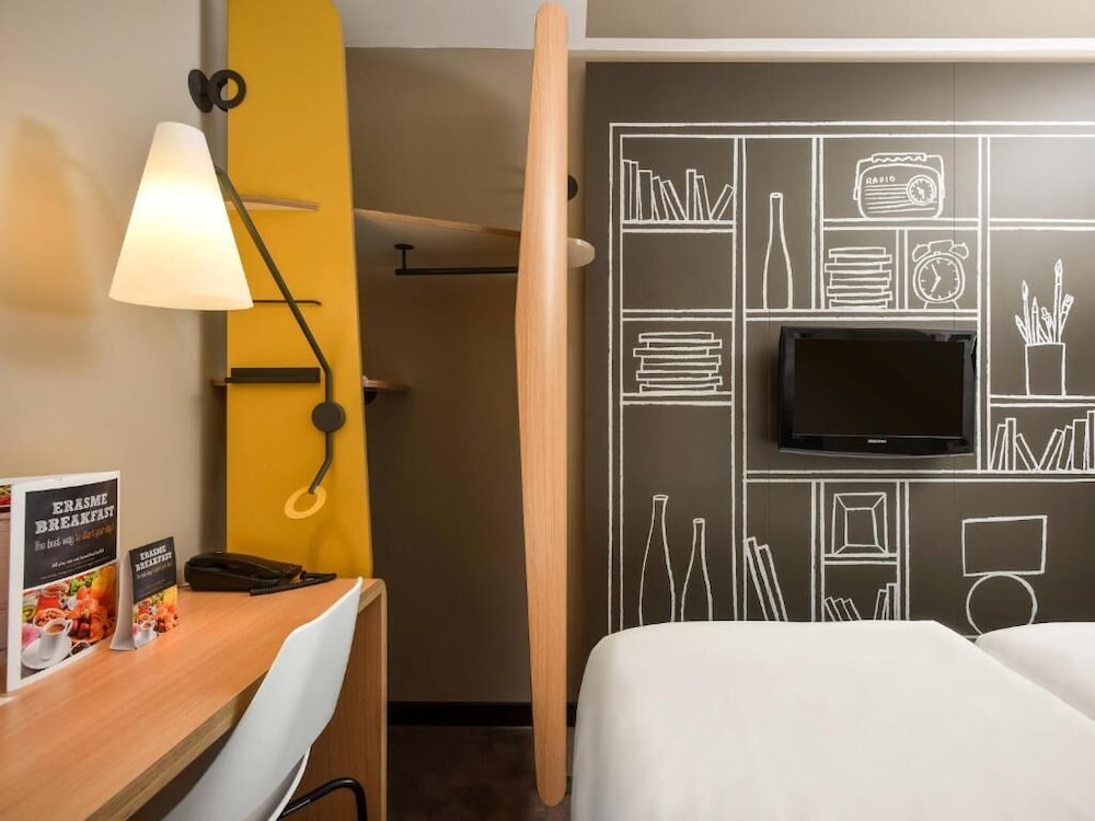 Estudio con 1 cama doble y 1 sofá - cama del hotel Ibis Charleroi Airport Brussels South. Foto 7