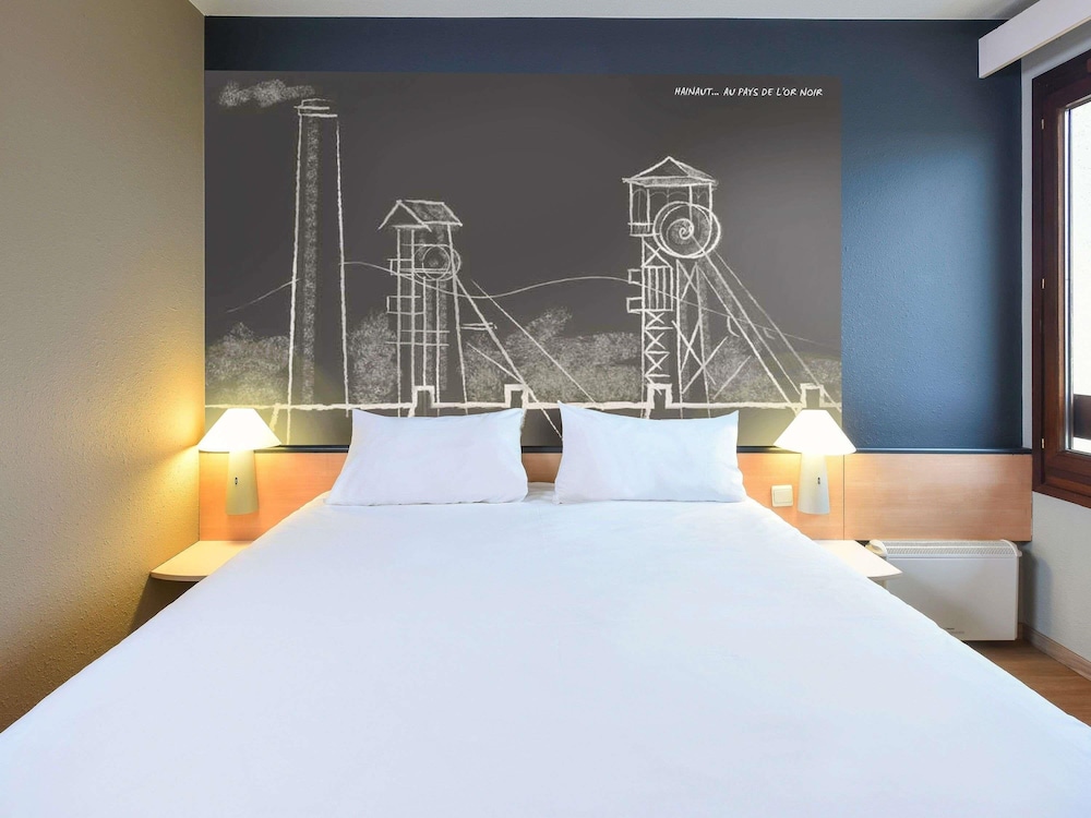 Habitación con 1 cama doble y 1 cama individual del hotel Ibis Charleroi Airport Brussels South. Foto 7