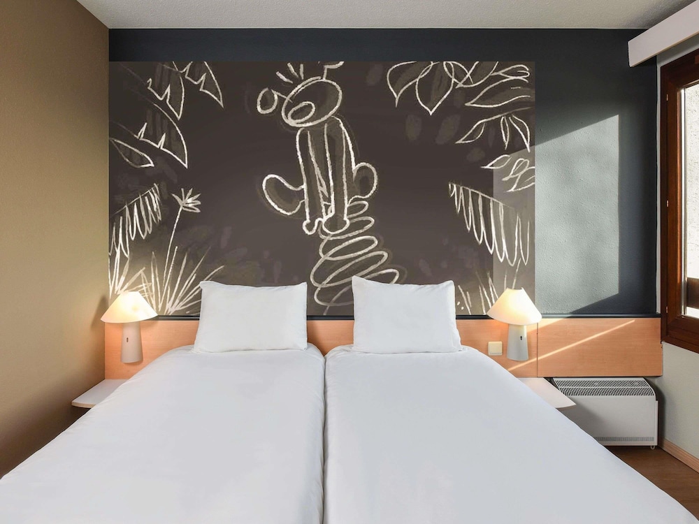Habitación con camas individuales del hotel Ibis Charleroi Airport Brussels South. Foto 10