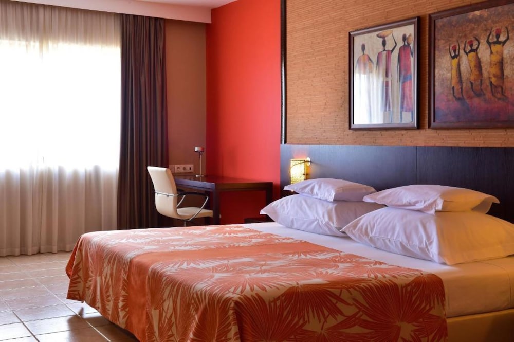 Habitación estándar con 2 camas individuales del hotel Pestana Trópico - Ocean and City. Foto 1