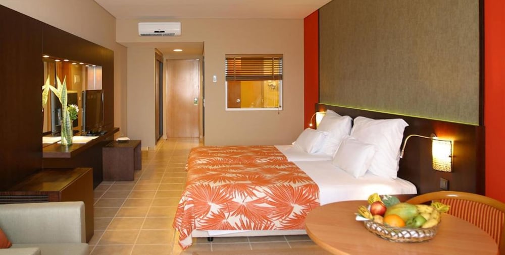 Habitación estándar con 2 camas individuales del hotel Pestana Trópico - Ocean and City. Foto 2