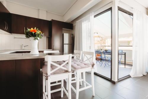 Suite Familiar con vistas a la Acrópolis y terraza comedor del hotel Athens Studios. Foto 3