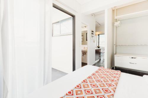 Suite Familiar con vistas a la Acrópolis y terraza comedor del hotel Athens Studios. Foto 4