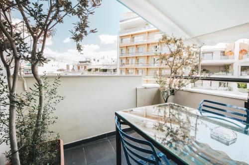 Suite Familiar con vistas a la Acrópolis y terraza comedor del hotel Athens Studios. Foto 6