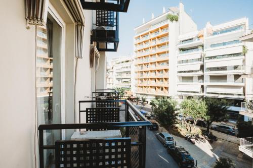 Estudio Urbano con balcón y vistas a la calle del hotel Athens Studios. Foto 1
